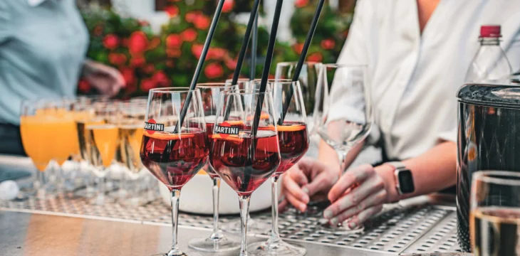 Mehrere Getränke mit Strohhalmen nebeneinander.