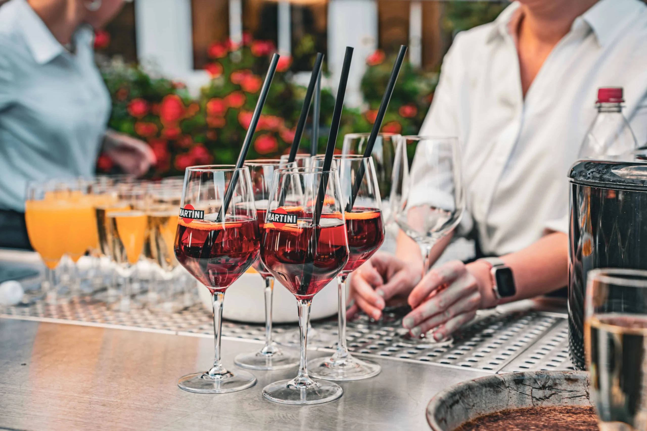 Mehrere Getränke mit Strohhalmen nebeneinander.