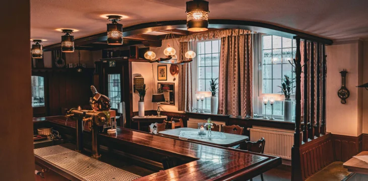 Blick von der Bar auf den Gastraum mit Tischen.