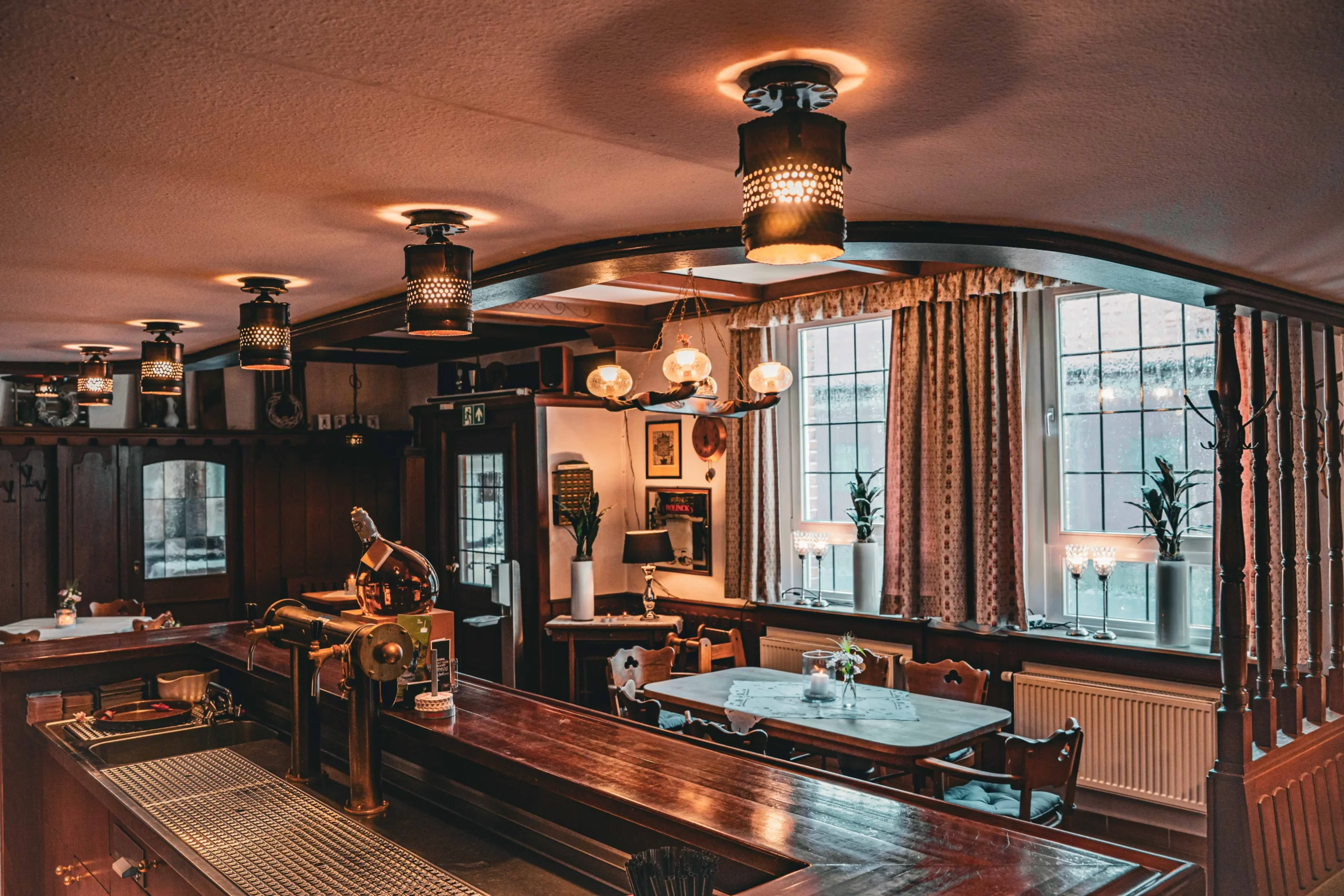 Blick von der Bar auf den Gastraum mit Tischen.