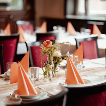 Gedeckter Tisch mit Servietten und Blumen