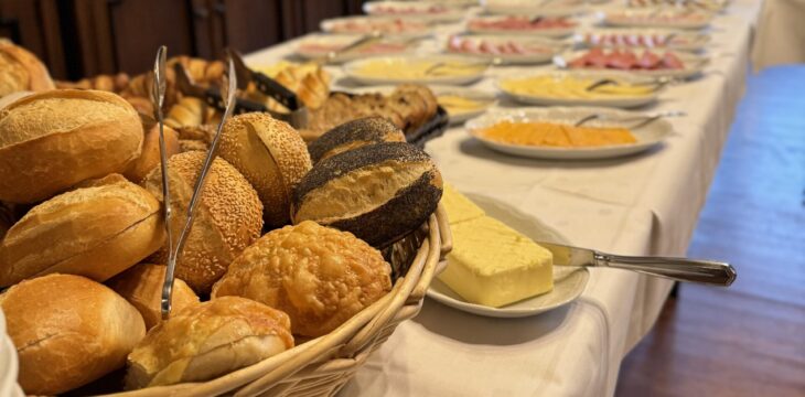 Brötchen und verschiedener Aufschnitt