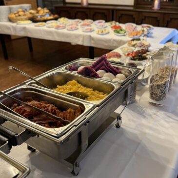 Frühstücksbuffet frischem Rührei und Bacon