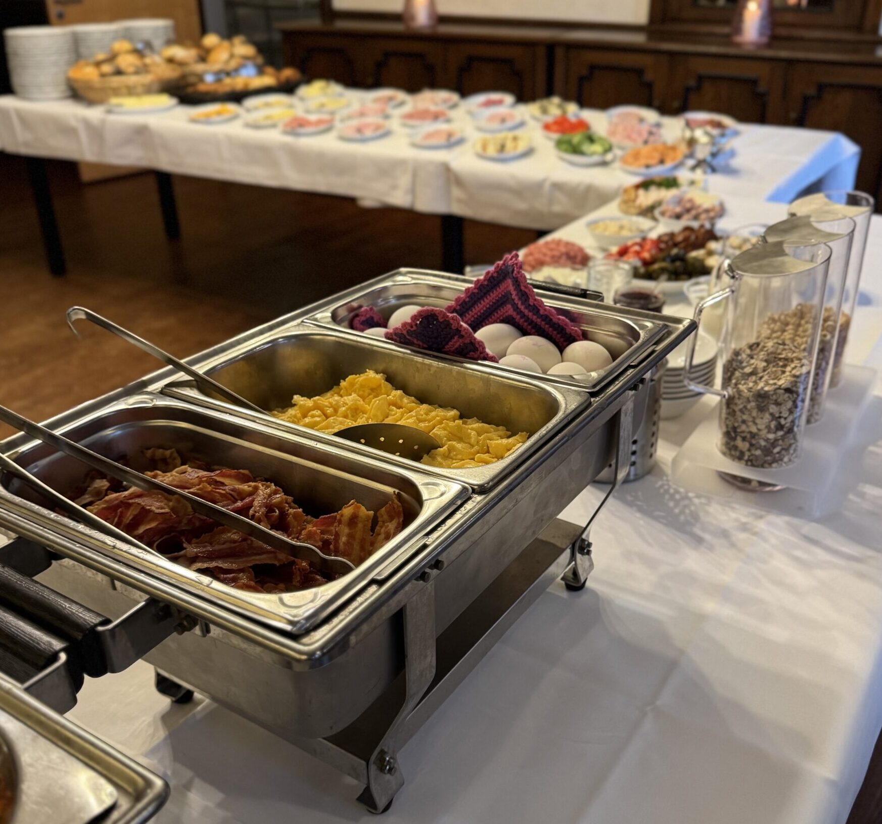 Frühstücksbuffet frischem Rührei und Bacon