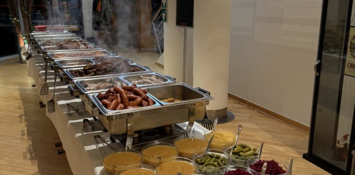 BUffet mit Wurst, Rippchen, Grünkohl usw.